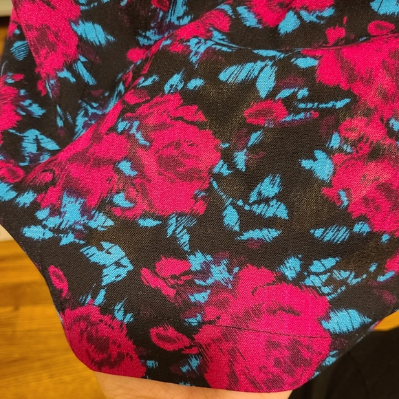 EUC Abstract roses dress with pockets! - Picture 2 of 7